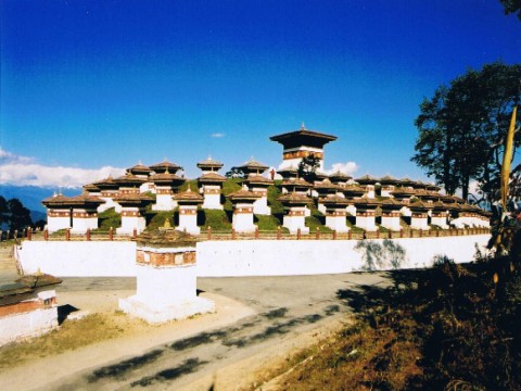 Memorial Stupas-Dochu-la Pass